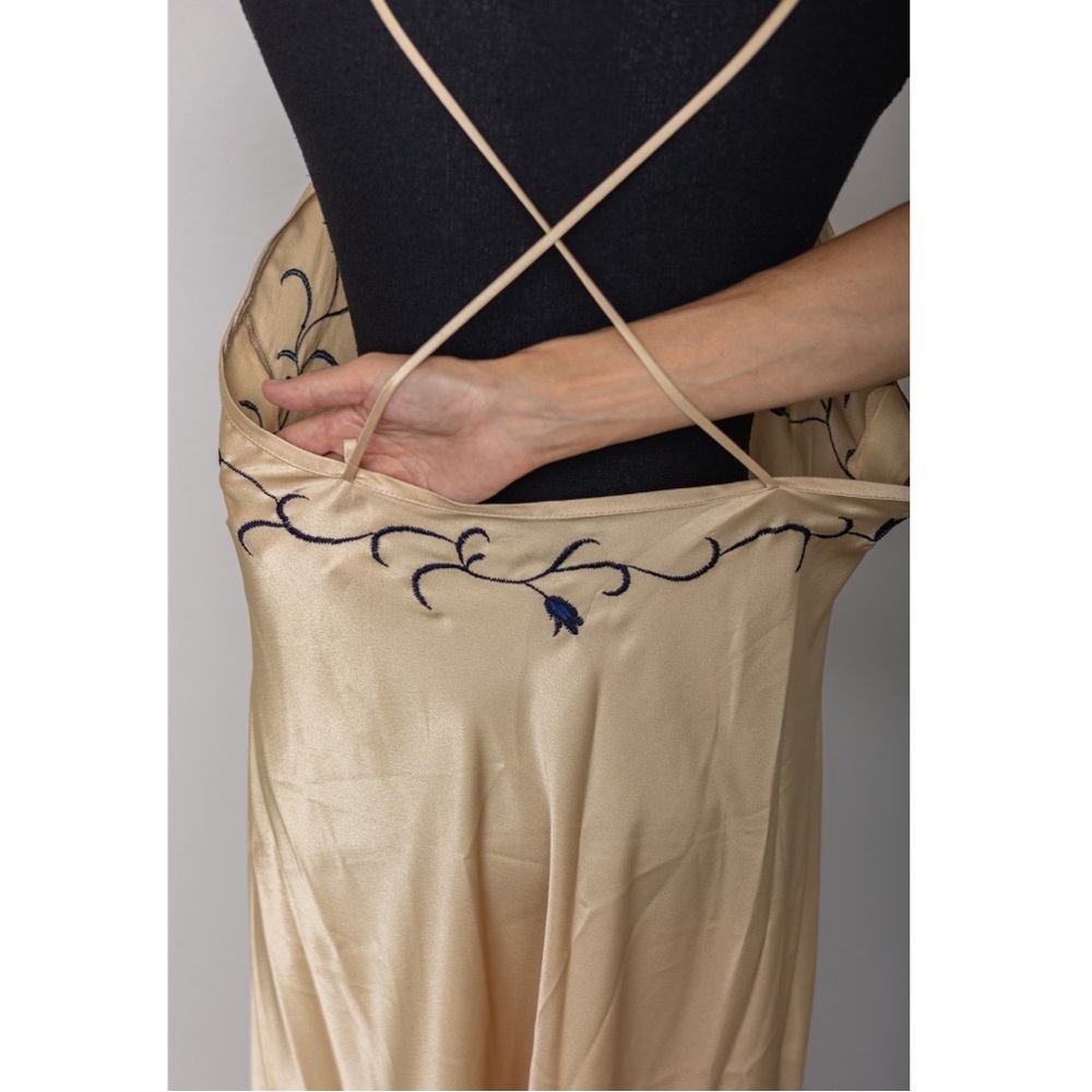 80s vintage Natori Gold and Dark Blue Embrodiered Nightgown - Picture 8 of 10